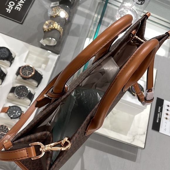 Michael Kors "Mirella" MD EW Tote Brown Shoulder Bag - 35F2G7ZT2B
Brown
NWT - Picture 10 of 16